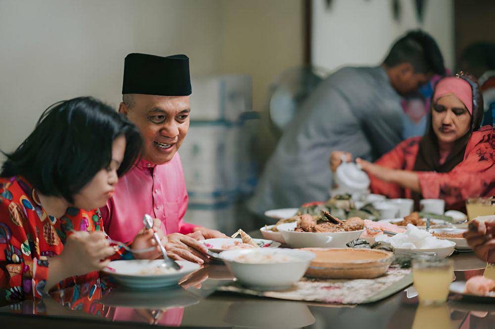 ilustrasi keluarga saat makan sahur (istockphoto.com/Edwin Tan)