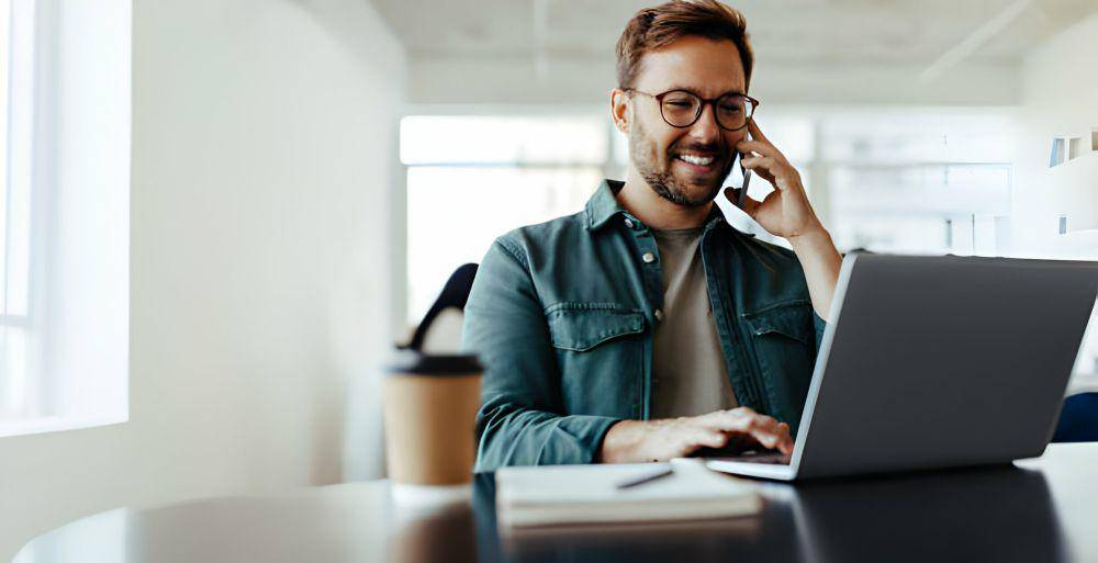 ilustrasi pria bekerja di kantor (Unsplash.com/Julia Amaral)