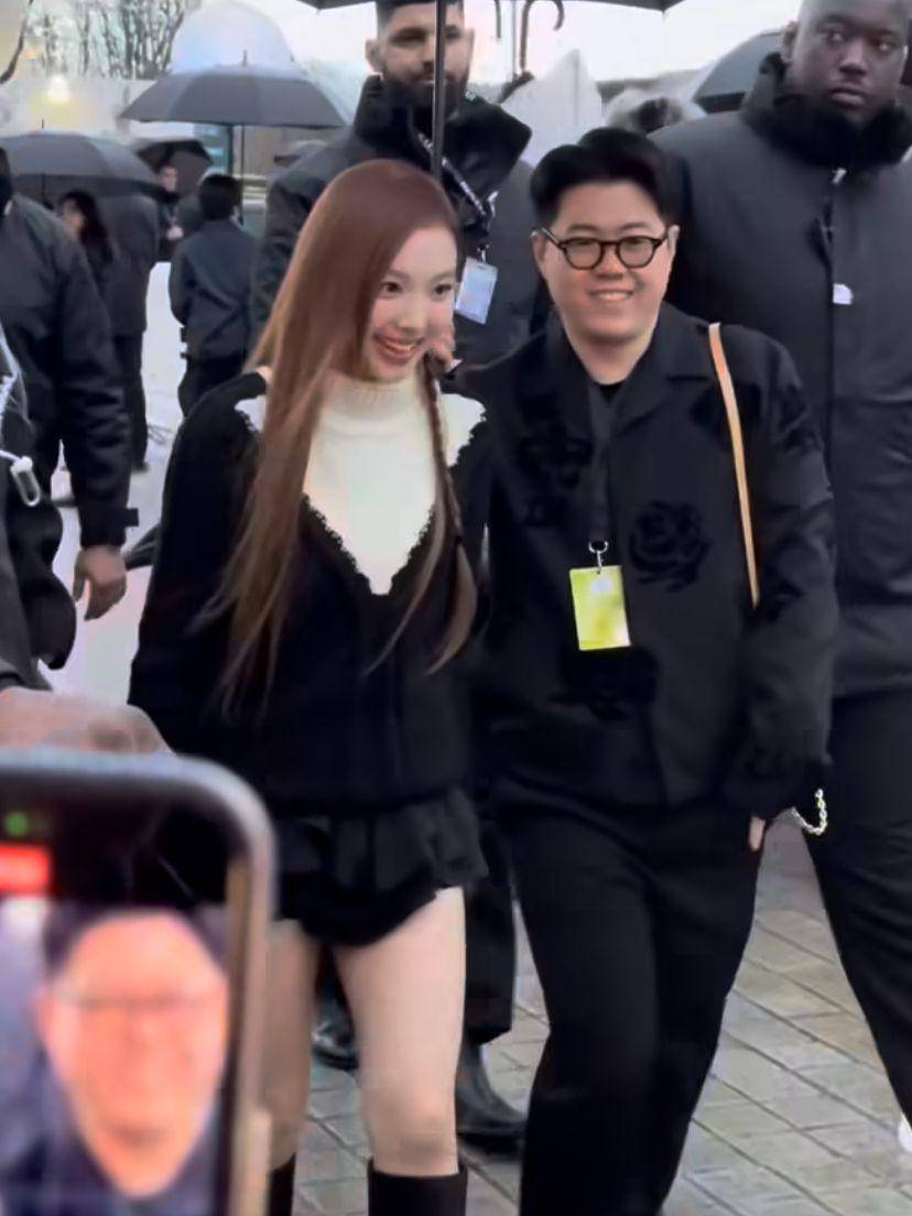 potret Nayeon Twice hadir di pagelaran Louis Vuitton di Paris Fashion Week 2024 (via instagram.com/lofficielsingapore)