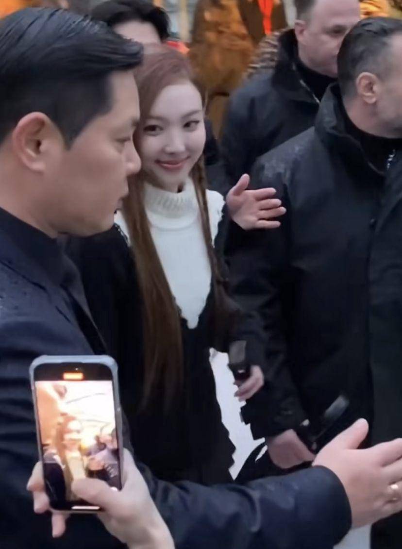 potret Nayeon Twice hadir di pagelaran Louis Vuitton di Paris Fashion Week 2024 (via instagram.com/lofficielsingapore)