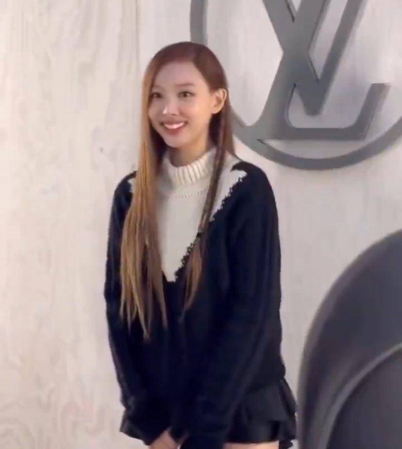 potret Nayeon Twice hadir di pagelaran Louis Vuitton di Paris Fashion Week 2024 (via instagram.com/lofficielsingapore)