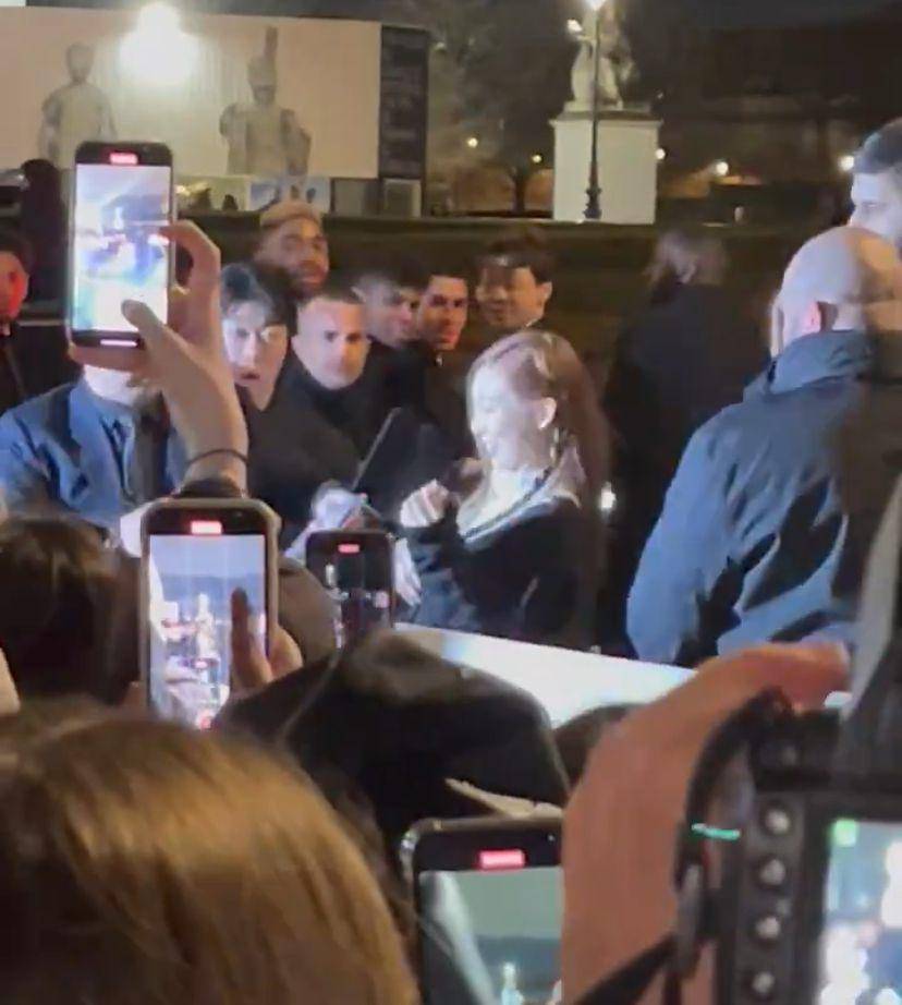 potret Nayeon Twice kelempar album di Paris Fashion Week 2024 (via twitter.com/@shiningli9ht)