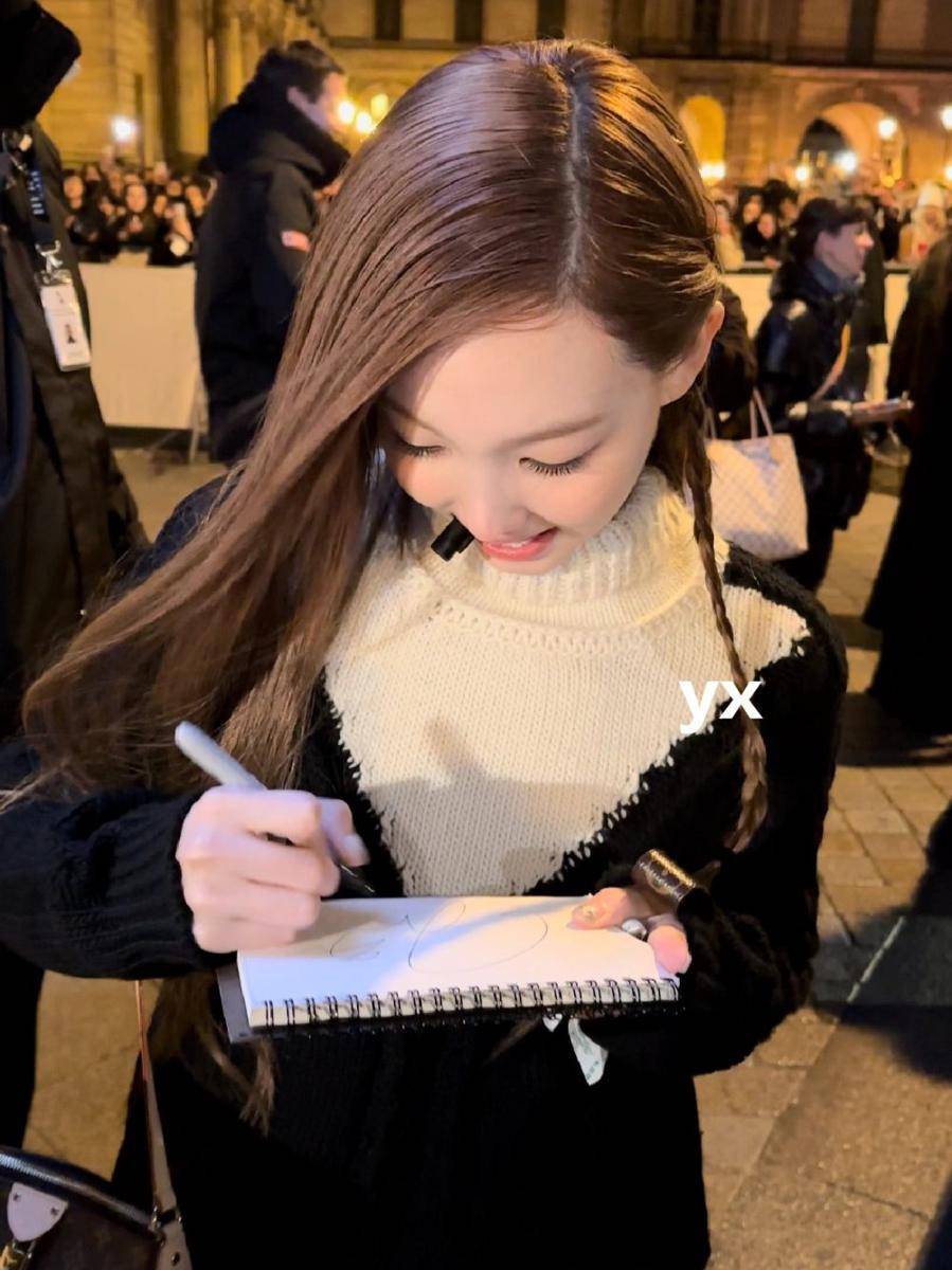 potret Nayeon Twice interaksi dengan fans di Paris Fashion Week 2024 (via twitter.com/@nabongskyy)