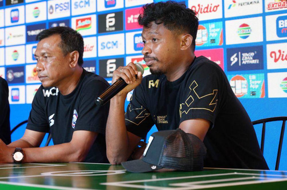 Rifad Marasambessy saat melakukan konferensi pers. (Dok. Media Officer Arema FC)