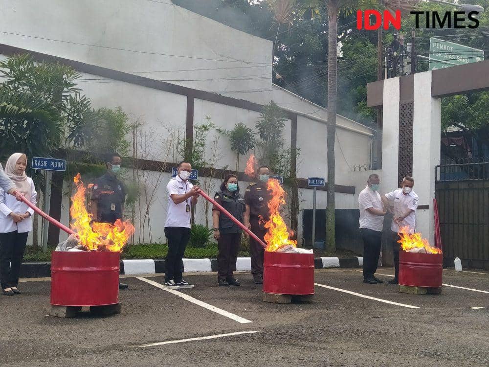 Kejari Cimahi Musnahkan Barang Bukti Narkoba hingga Uang Palsu