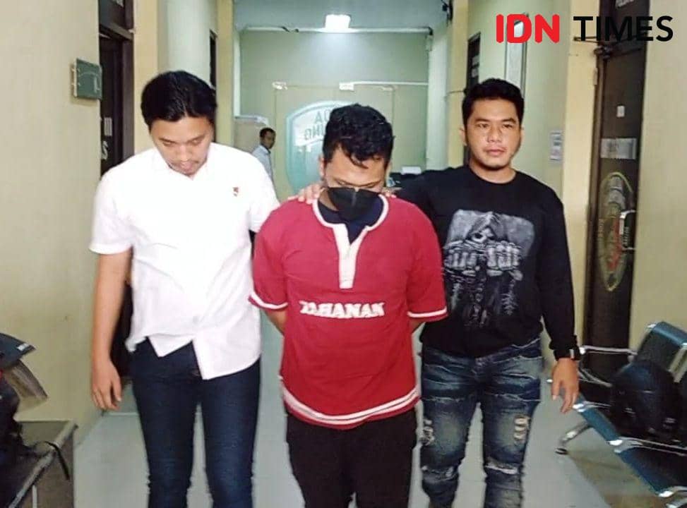 Ungkap kasus tindak pidana pemalsuan uang tersangka Bernaditus Gumelar Agung Wicaksono (24). (IDN Times/Tama Yudha Wiguna).