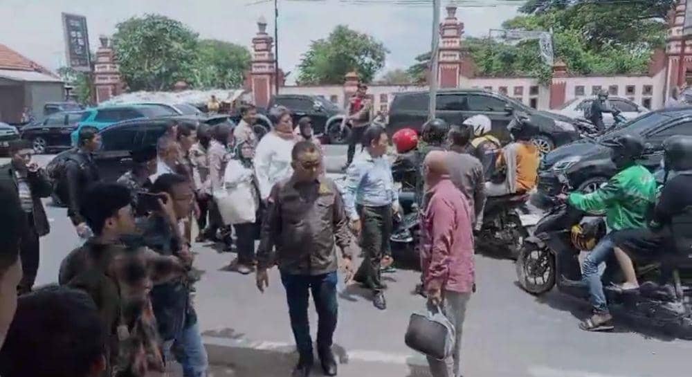 Pengacara Ngamuk hingga Tutup Jalan di Depan PN Serang