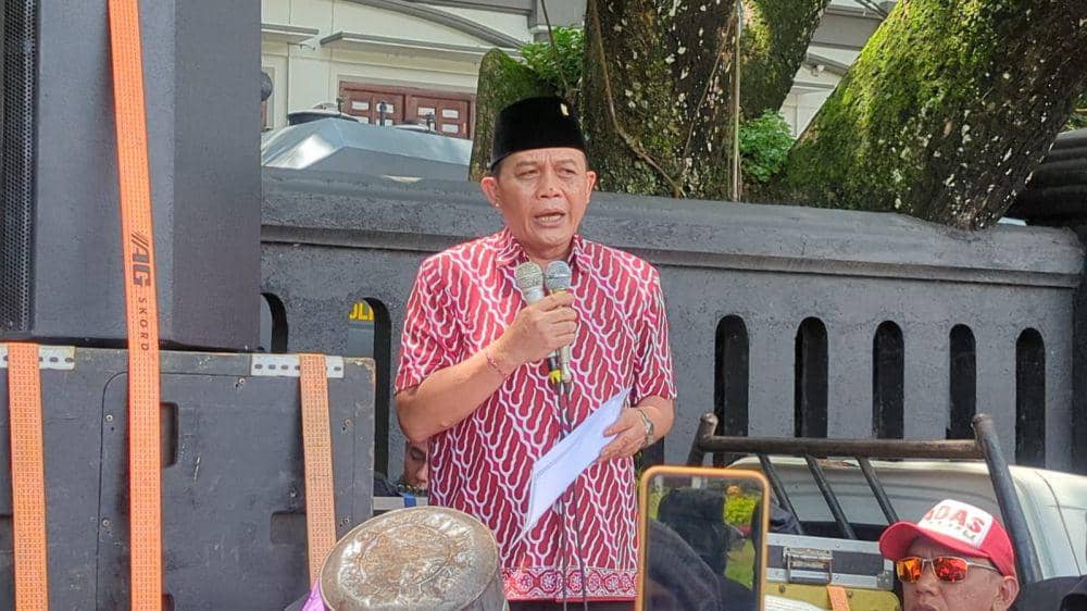 Ketua DPRD Kota Malang, I Made Riandiana Kartika saat menemui massaaksi demo Aliansi Rakyat Malang untuk Indonesia di depan Kantor DPRD Kota Malang. (IDN Times/Rizal Adhi Pratama)