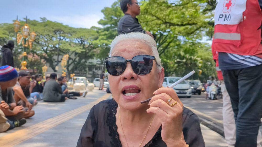 Agung Sintha, orator aksi demo Aliansi Rakyat Malang untuk Indonesia di depan Kantor DPRD Kota Malang. (IDN Times/Rizal Adhi Pratama)