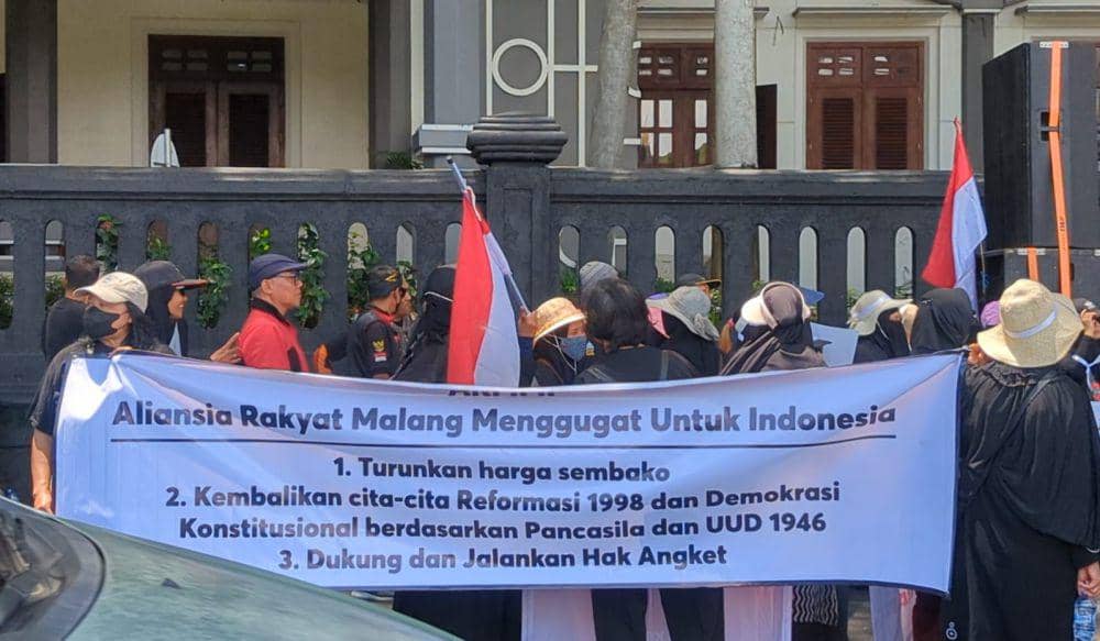 Aksi demo Aliansi Rakyat Malang untuk Indonesia di depan Kantor DPRD Kota Malang. (IDN Times/Rizal Adhi Pratama)