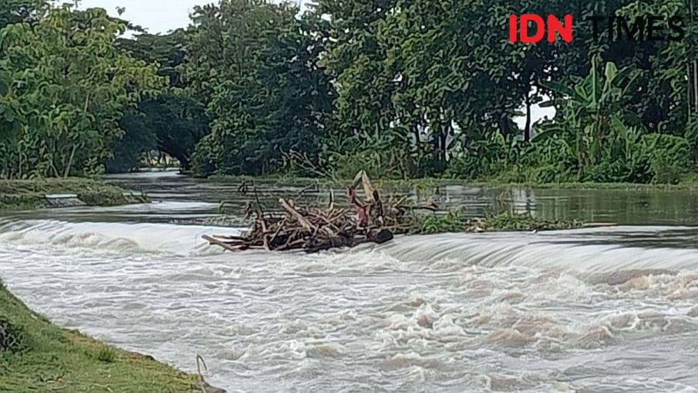 Tumpukan sampah di kali ulo sebabkan air meluap ke jalan dan lahan pertanian. IDN Times/ Riyanto