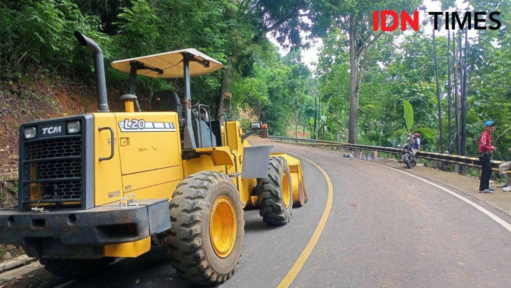 Inin Nastain IDN Times/ alat berat disiagakan di lokasi jalan tertutup material longsor