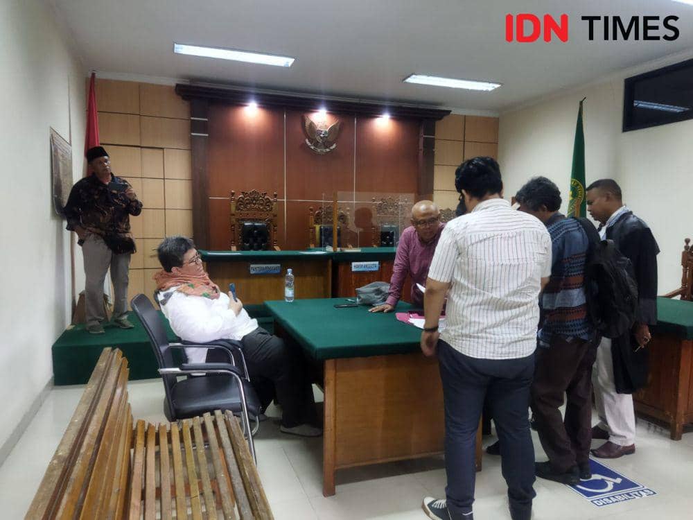 Evi Silvi Yuniatul Hayati tampak mengenakan kemeja putih (IDN Times/Khaerul Anwar)