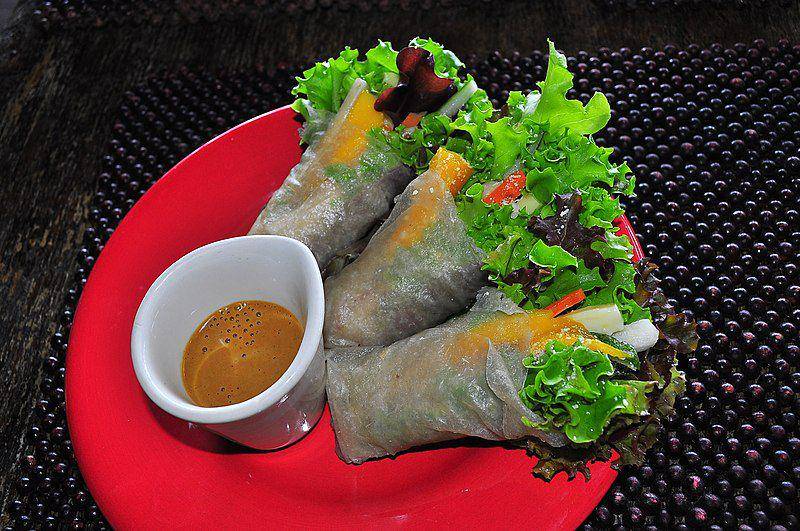 lumpiang sariwa (commons.wikimedia.org/whologwhy)