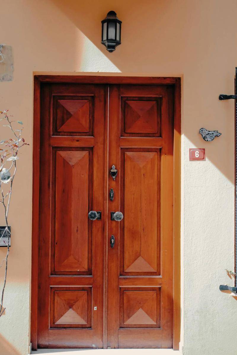variasi warna cat untuk pintu rumah (pexels.com/Ebru Yılmaz)