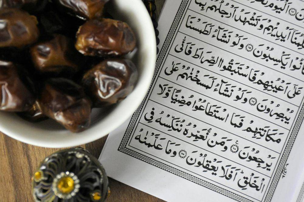ilustrasi Al-Quran dan kurma(pexels.com/khats cassim)