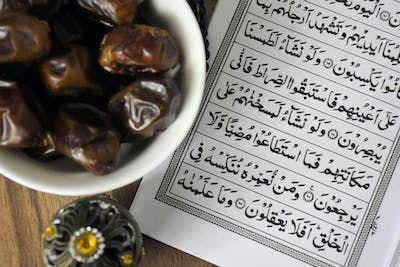 Ilustrasi kurma dan Al-Qur'an (pexels.com)