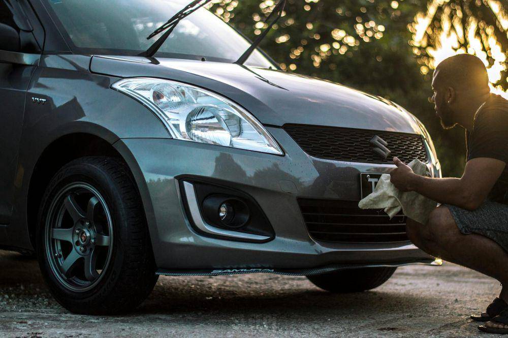 ilustrasi orang sedang mengelap mobil (pexels.com/@sleepididthis)