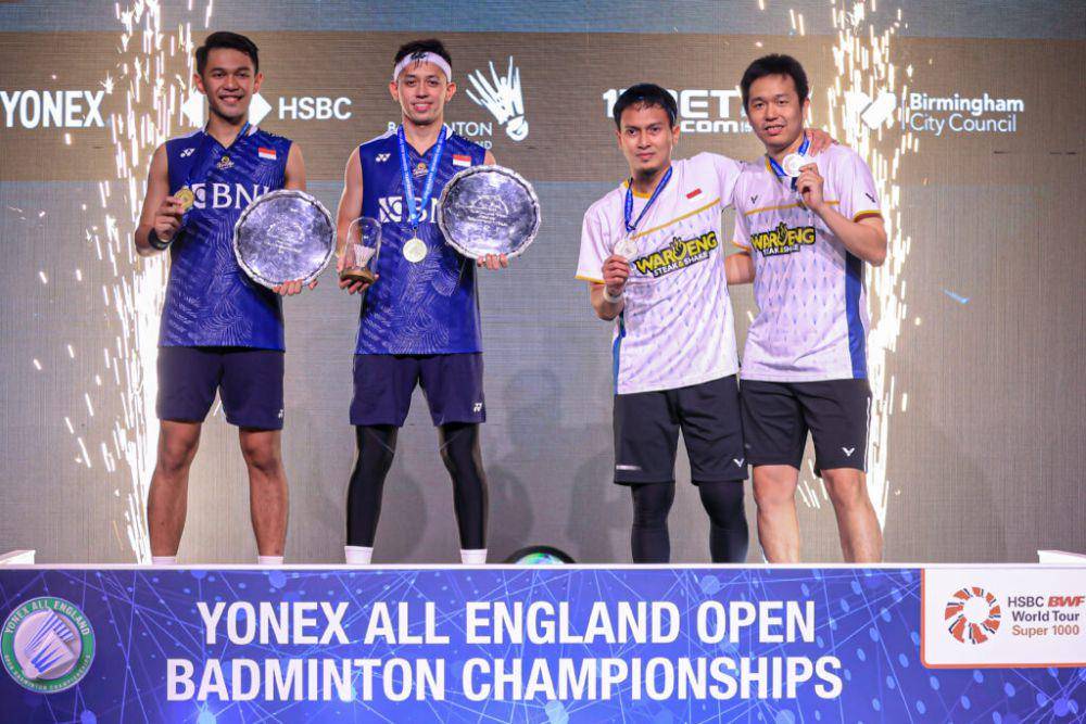 Fajar Alfian/Muhammad Rian Ardianto dan Mohammad Ahsan/Hendra Setiawan di podium All England 2023. (pbsi.id)