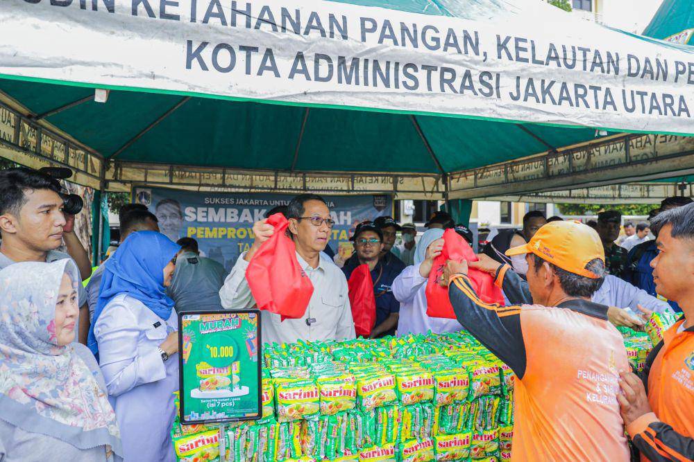 Warga Kampung Nelayan Cilincing antusias program sembako murah. (dok. Humas Pemprov DKI Jakarta)