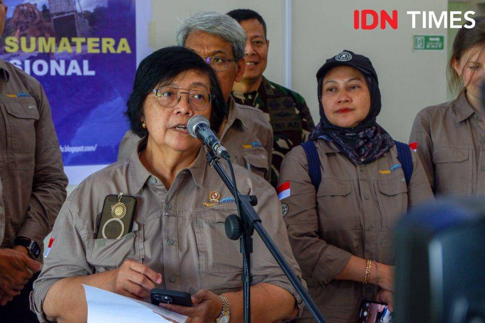 Menteri Lingkungan Hidup dan Kehutanan siti Nurbaya Bakar memberikan keterangan pers usai pelepasliaran dua harimau ke Taman Nasional Gunung Leuser (TNGL), Rabu (6/3/2024). (IDN Times/Prayugo Utomo)