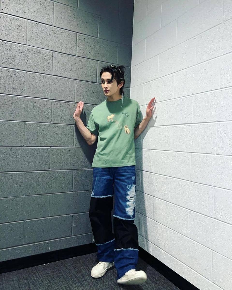 celana oversized ala Mark NCT (instagram.com/onyourm__ark)