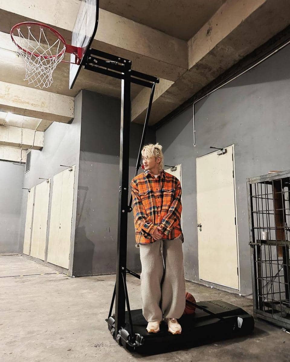 celana oversized ala Mark NCT (instagram.com/onyourm__ark)