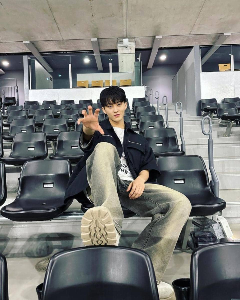 celana oversized ala Mark NCT (instagram.com/onyourm__ark)