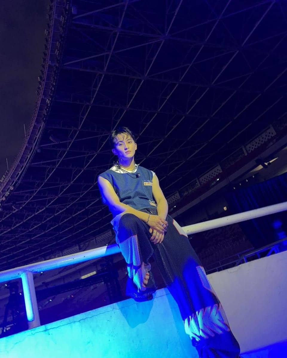 celana oversized ala Mark NCT (instagram.com/onyourm__ark)