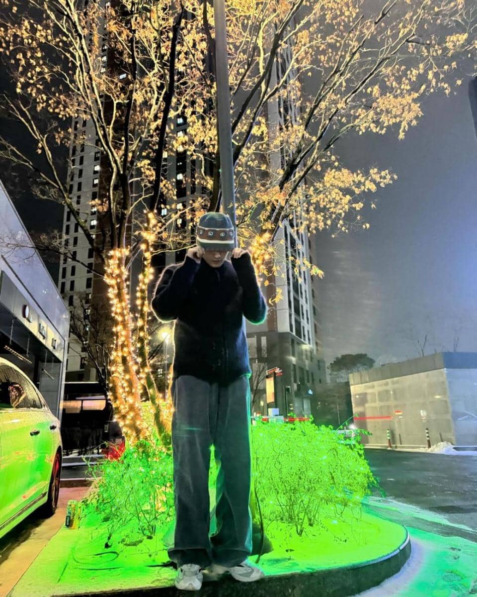 celana oversized ala Mark NCT (instagram.com/onyourm__ark)