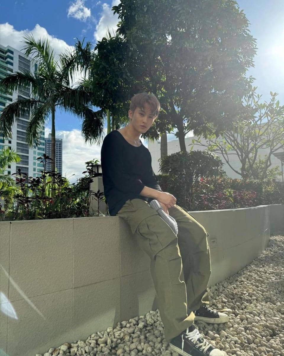 celana oversized ala Mark NCT (instagram.com/onyourm__ark)