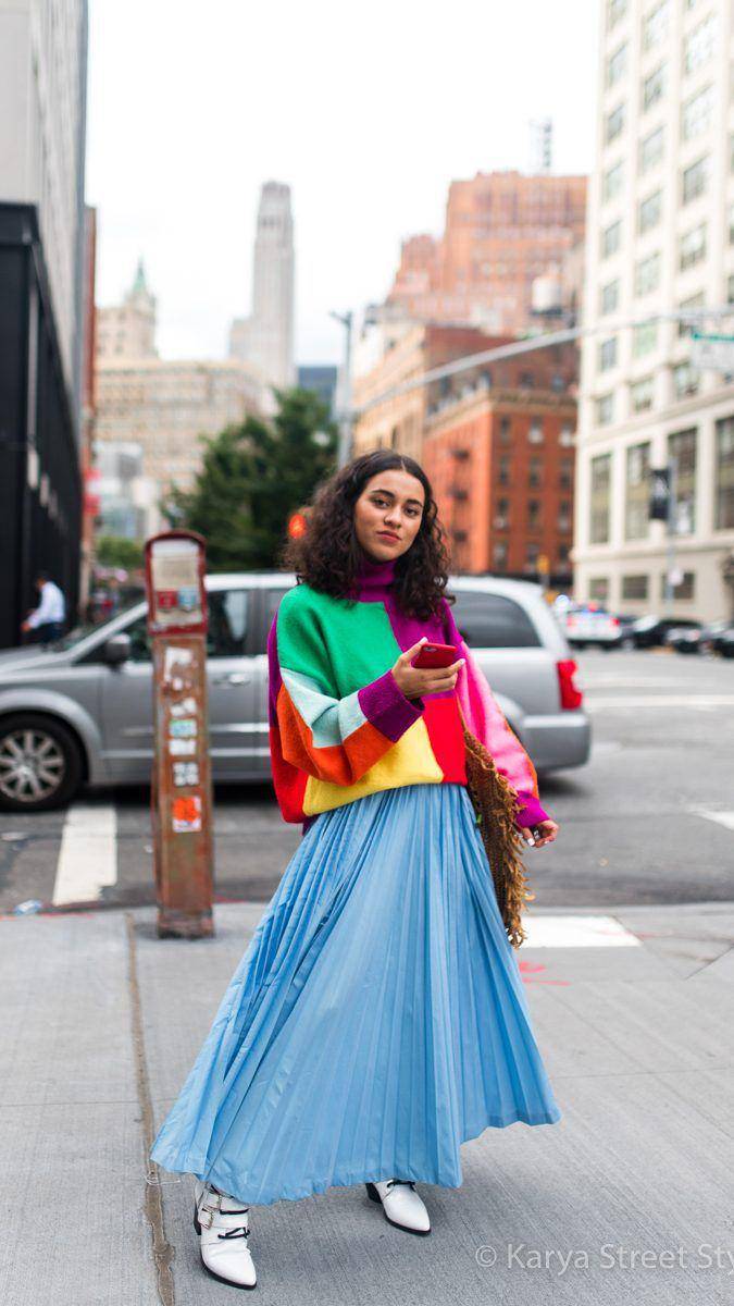 Rok biru langit dengan atasan motif geometrik (Pinterest.com/karyaschanilec.com)