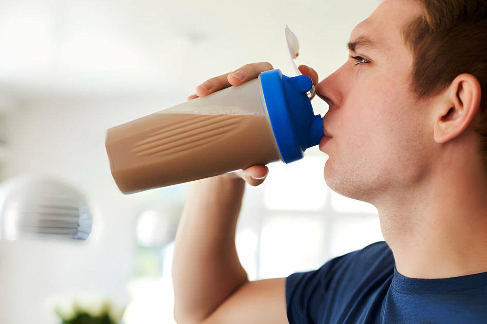 ilustrasi pria meminum susu whey protein (istockphoto.com/monkeybusinessimages)