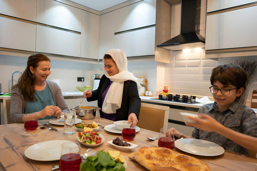 ilustrasi keluarga saat makan sahur (istockphoto.com/mgstudyo)