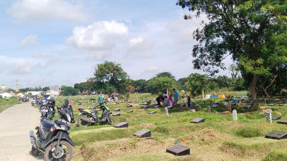 Jelang Puasa Ramadan, Warga Ramai Ziarah ke TPU Tegal Alur