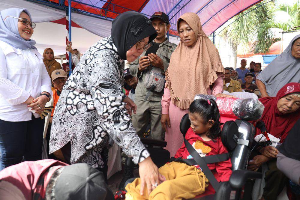 Menteri Sosial Tri Rismaharini meninjau kondisi 186 warga kecamatan Sausu. (dok. Kemensos)