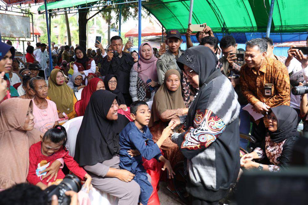 Menteri Sosial Tri Rismaharini meninjau kondisi 186 warga kecamatan Sausu. (dok. Kemensos)