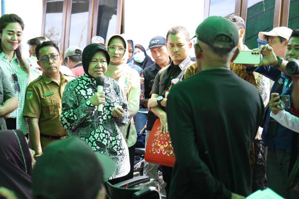 Menteri Sosial Tri Rismaharini meninjau kondisi 186 warga kecamatan Sausu. (dok. Kemensos)