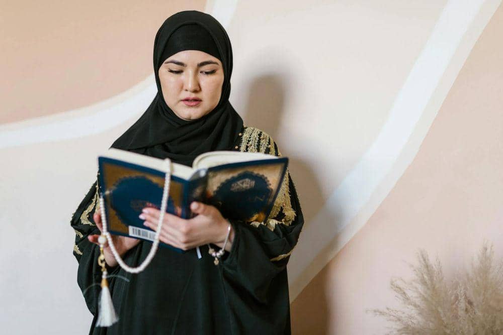 ilustrasi membaca Al-Quran (pexels.com/RDNE Stock project)