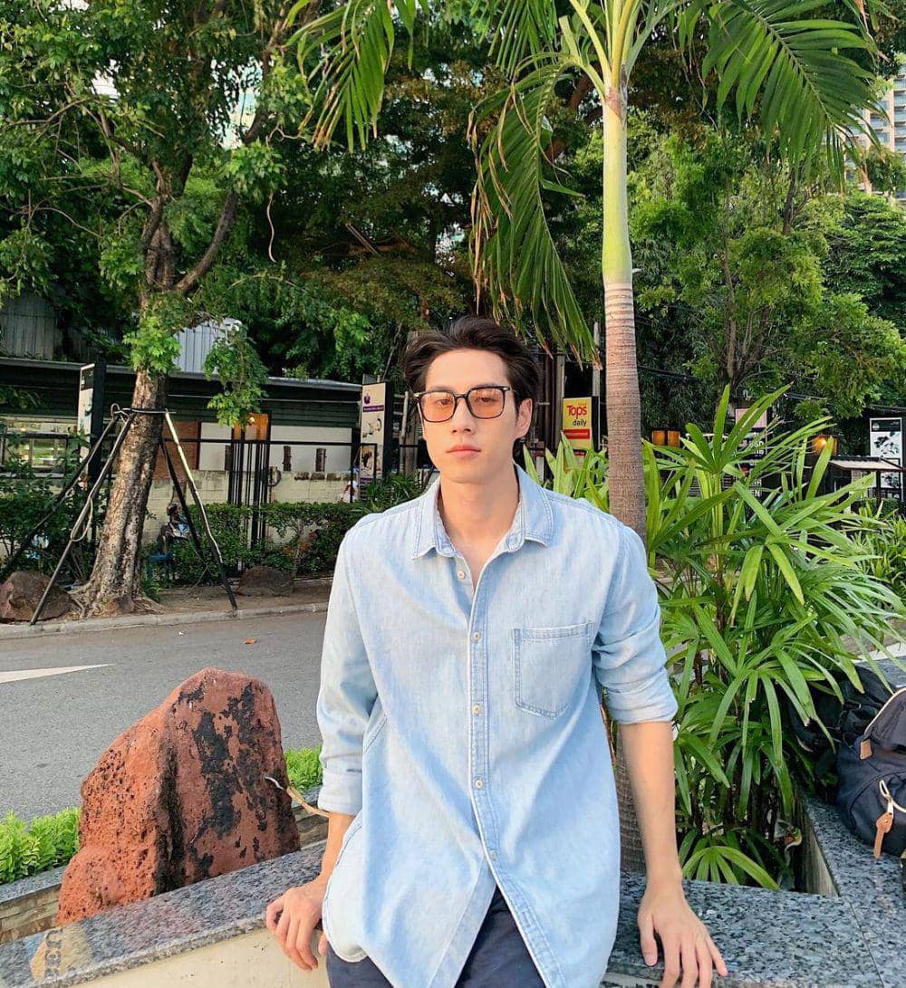 Outfit kece anti ribet buat hangout ala Bright Rapheephong. (instagram.com/brightrpp)