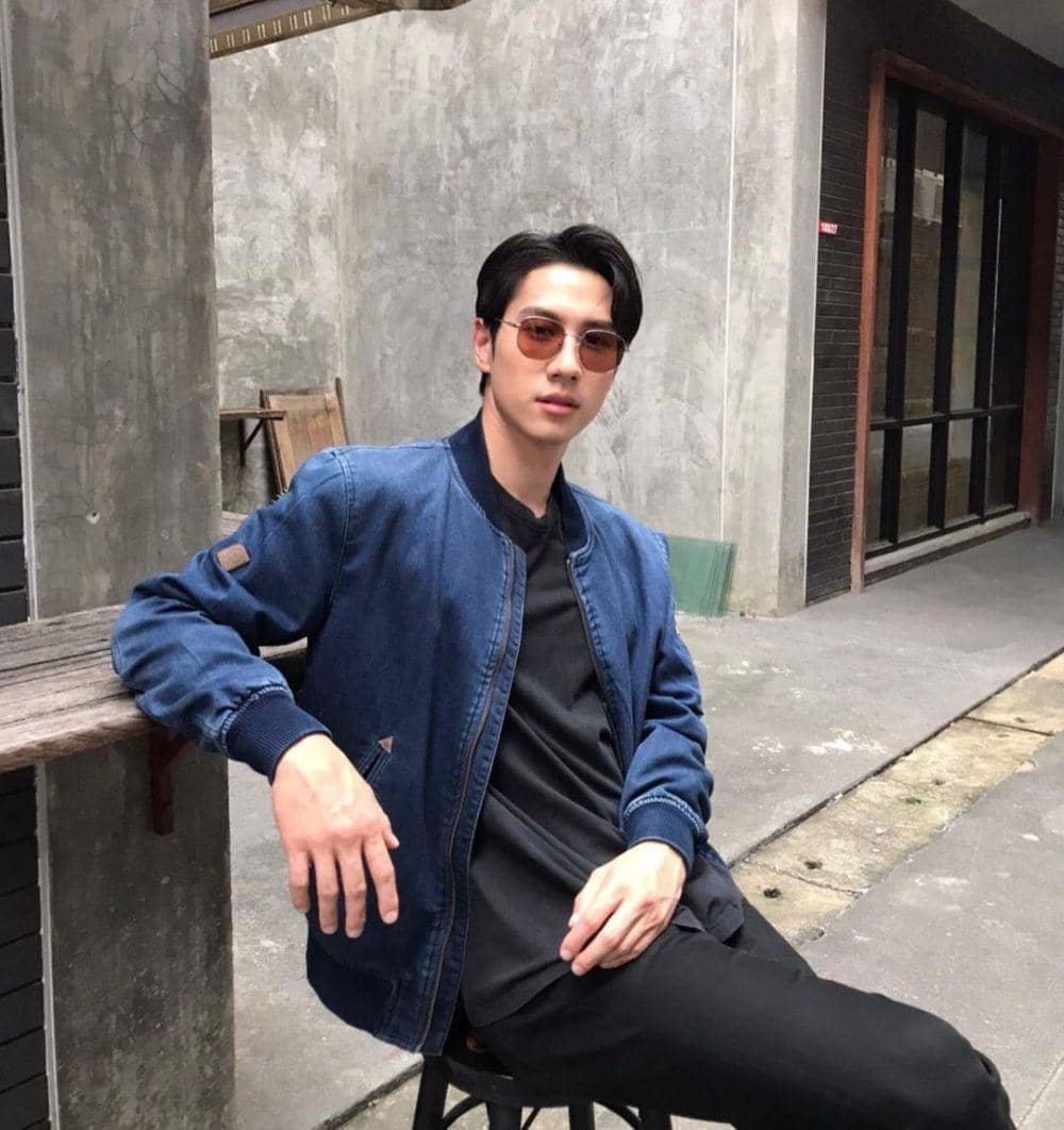 Outfit perpaduan warna biru dan hitam ala Bright Rapheephong yang memberikan kesan manly. (instagram.com/brightrpp)