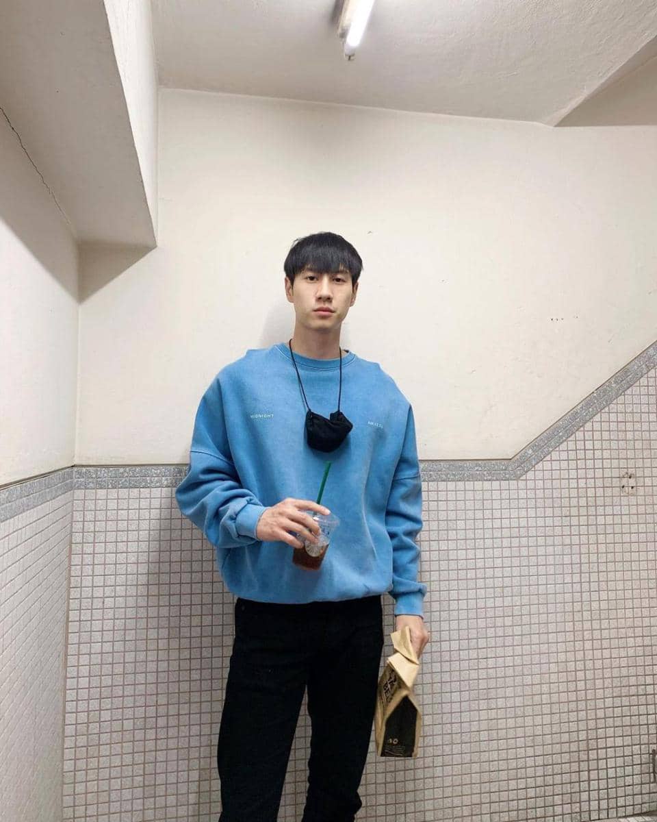 Comfy outfit pakai sweatshirt ala Bright Rapheephong. (instagram.com/brightrpp)