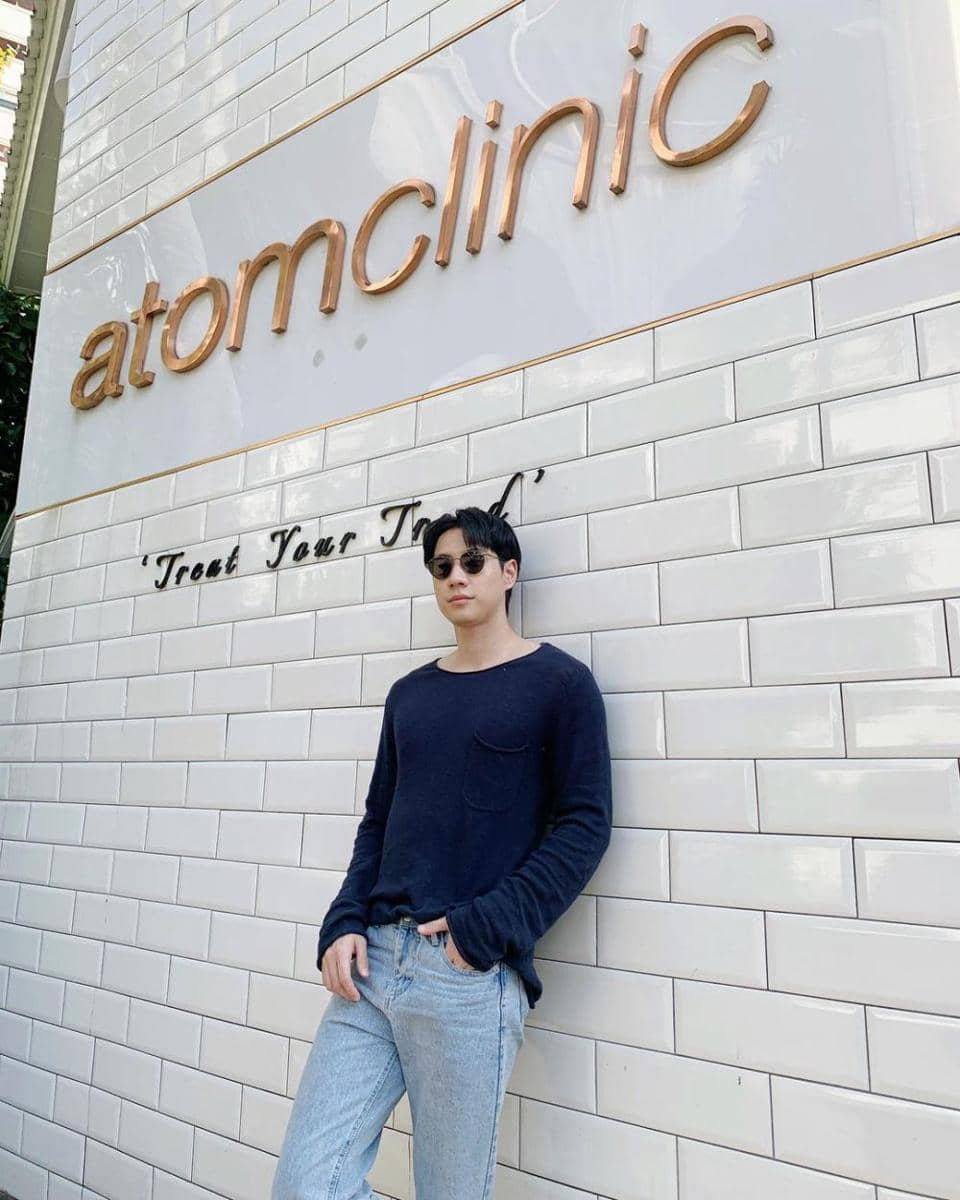Outfit simpel buat nongkrong ala Bright Rapheephong. (instagram.com/brightrpp)