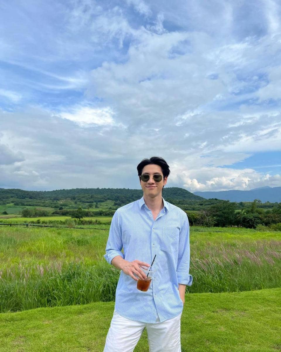 Potret Bright Rapheephong yang terlihat fresh dengan kemeja birunya. (instagram.com/brightrpp)
