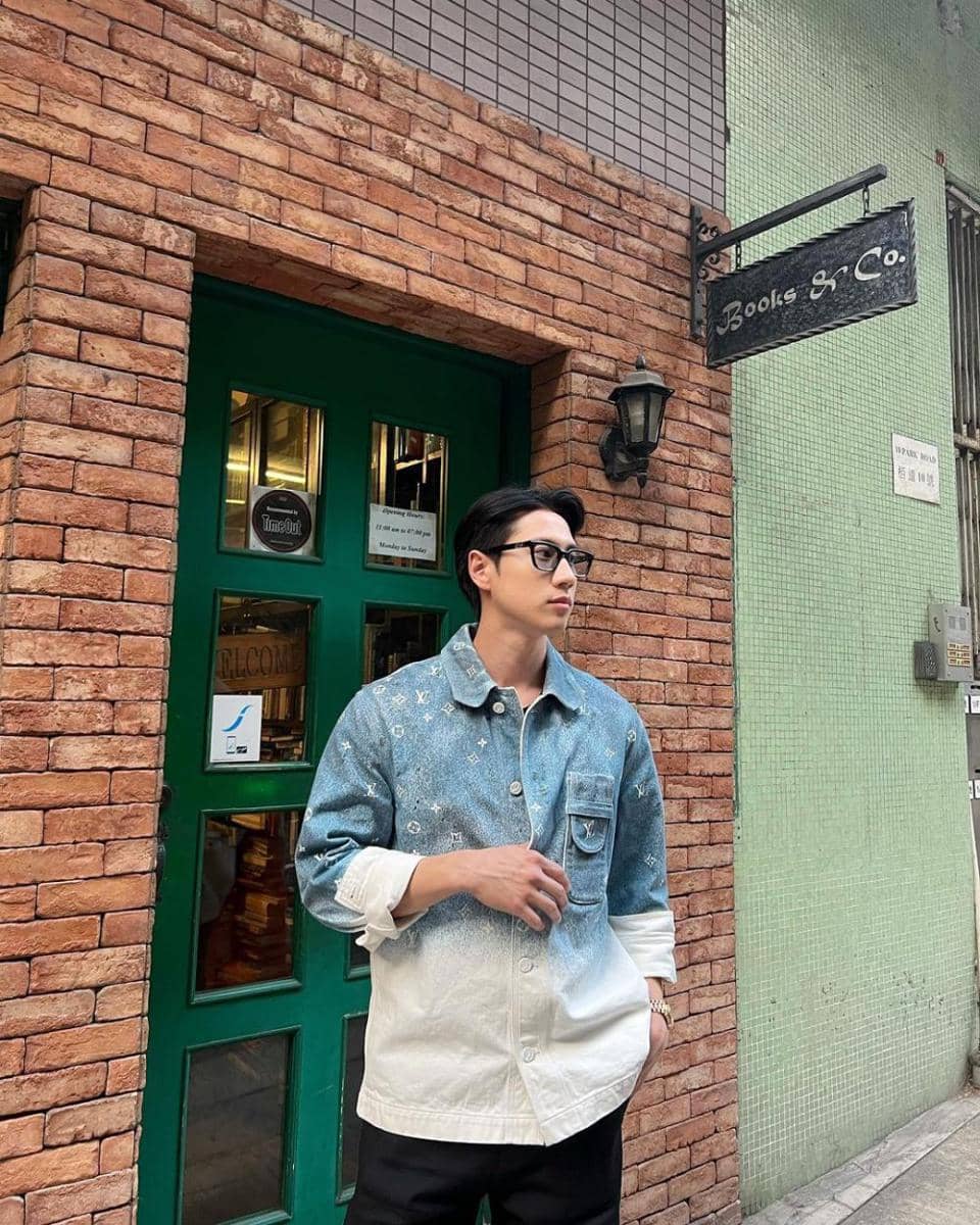 Tampilan catchy pakai gradient shirt biru-putih.ala Bright Rapheephong.  (instagram.com/brightrpp)