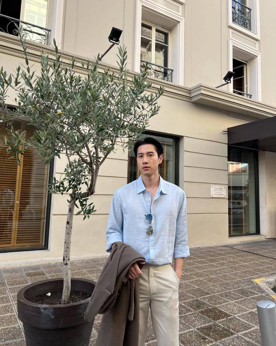 OOTD nuansa biru ala Bright Rapheephong ketika liburan ke Eropa. (instagram.com/brightrpp)