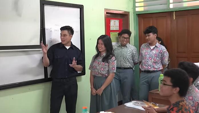 7 Potret Baim Wong Jadi Guru SMA, Bagi-bagi HP dan Uang!