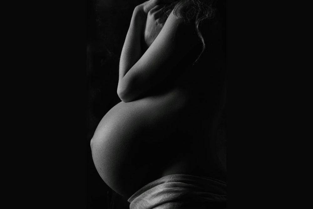 ilustrasi perut ibu hamil (unsplash.com/Alexander Krivitskiy)
