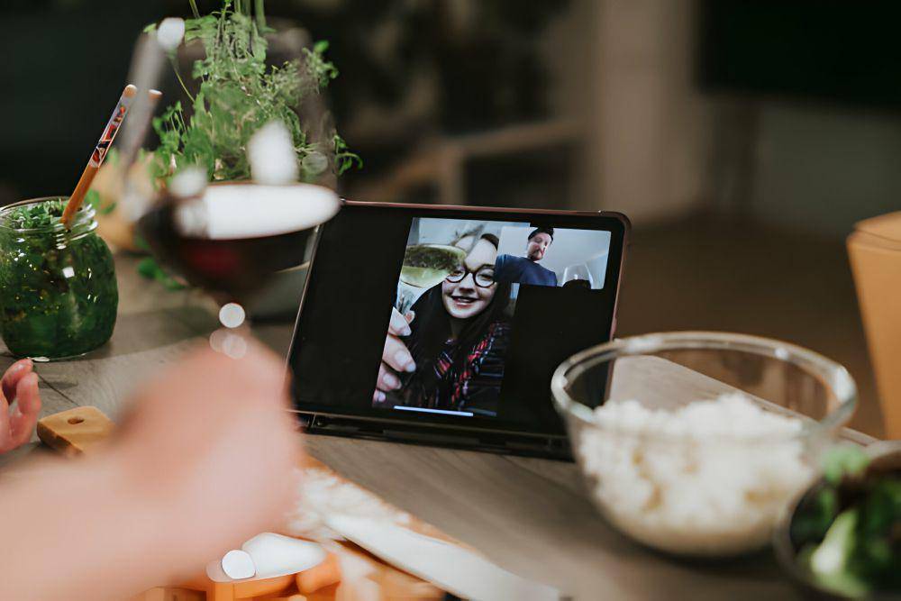 ilustrasi virtual date (istockphoto.com/visualspace)