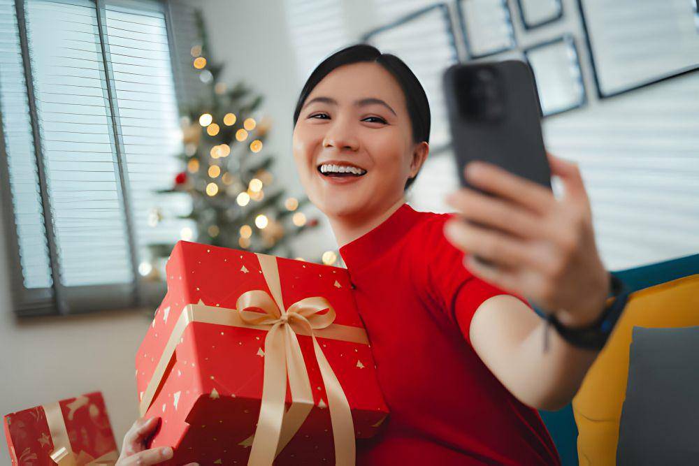 ilustrasi wanita mendapatkan hadiah dari pasangannya (istockphoto.com/Jajah-sireenut)